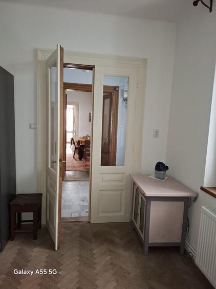 Apartament cu 3 camere semidecomandat în Schei