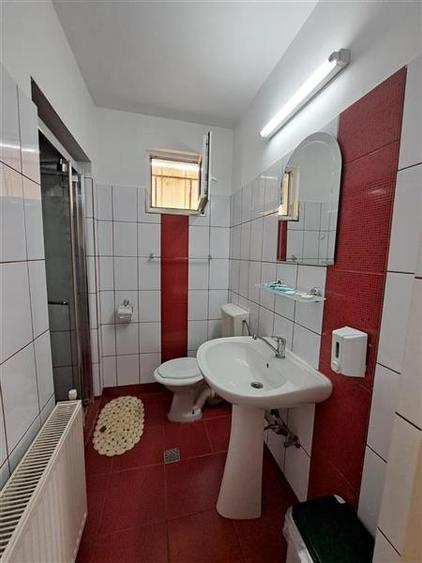 Casă individuală cu 8 camere cu Canalizare în Dâmbul Rotund