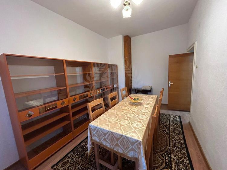 Casă individuală cu 6 camere cu Canalizare în Central