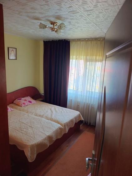 Apartament cu 3 camere decomandat în Vitan