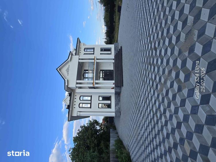Casă cu 6 camere cu Teren 2300 Mp în Central