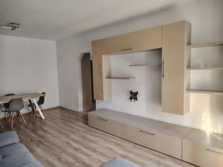 Apartament cu 3 camere decomandat, mobilat în Apărătorii Patriei