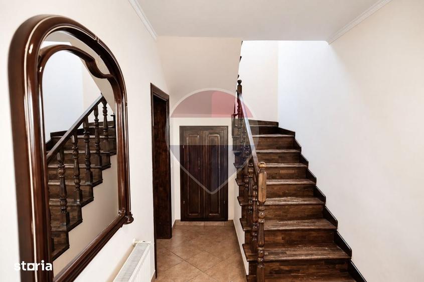Casă cu 4 camere cu Teren 400 Mp în Central