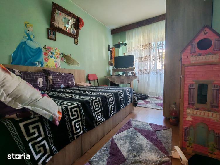 Apartament cu 4 camere decomandat în CET