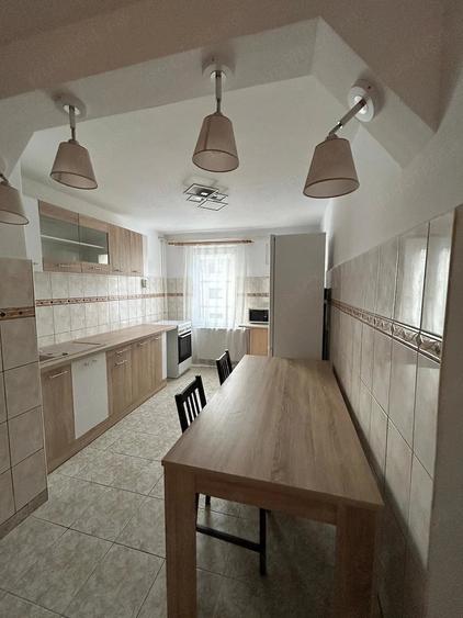 Apartament cu 3 camere decomandat în Tractorul