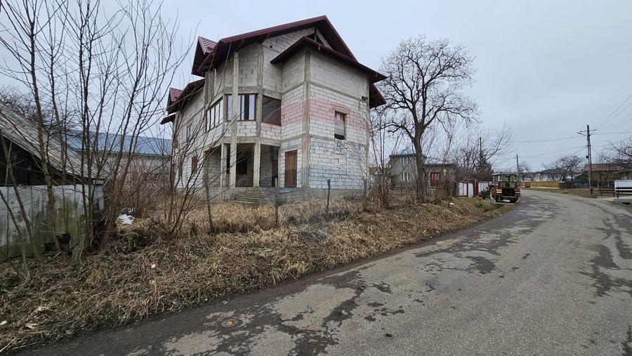 Casă individuală cu 12 camere cu Teren 2869 Mp în Siminicea