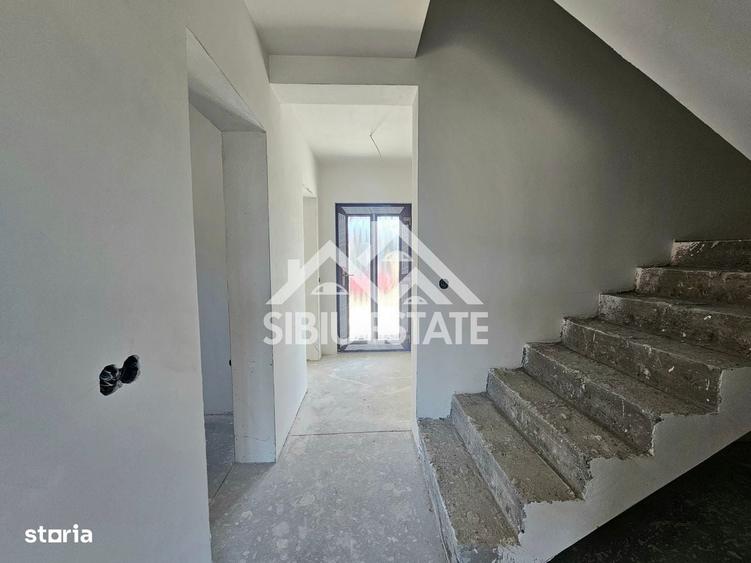 Casă cu 4 camere în Șura Mică