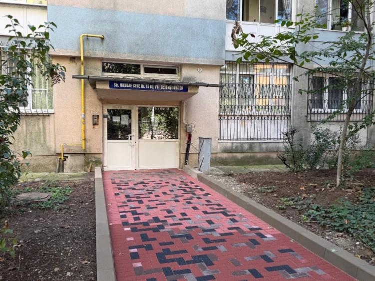 Apartament cu 3 camere semidecomandat, mobilat în Titan