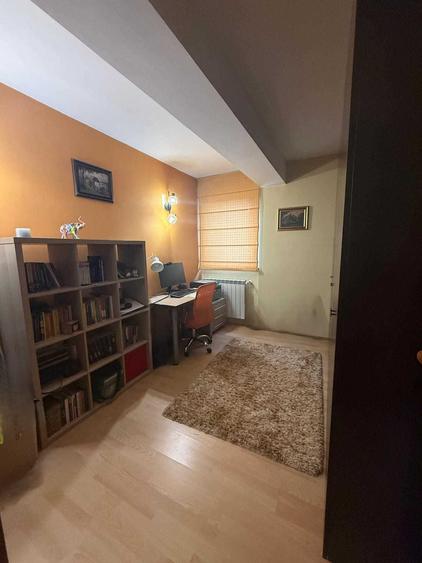 Apartament cu 4 camere decomandat, mobilat în Roșu