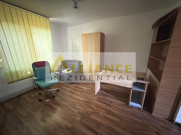 Casă individuală cu 14 camere cu Canalizare în Cățelu