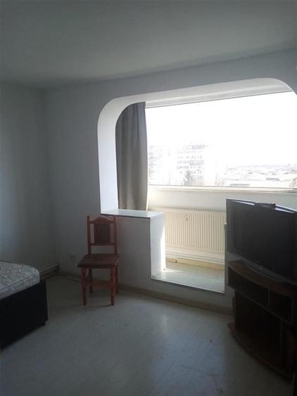 Apartament cu 3 camere decomandat în Cornișa