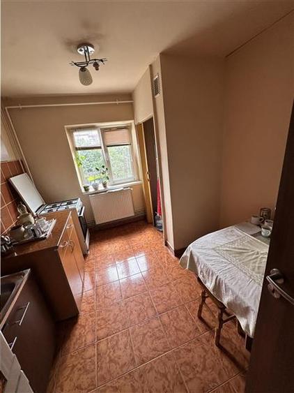 Apartament cu 3 camere decomandat, mobilat în Aradului