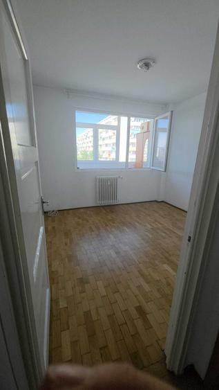 Apartament cu 3 camere semidecomandat în 1 Mai