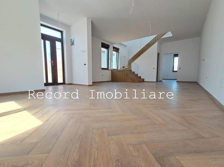 Duplex cu 6 camere cu Canalizare în Gruia