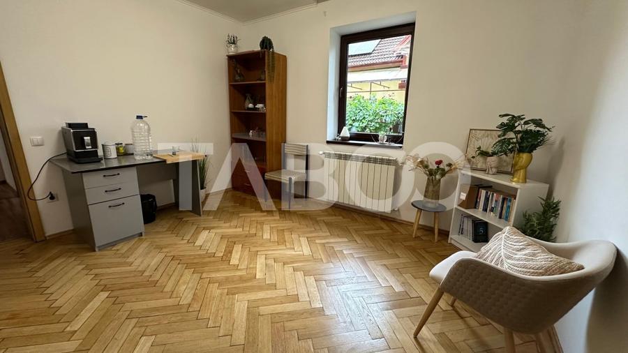 Casă individuală cu 8 camere cu Canalizare în Calea Poplăcii