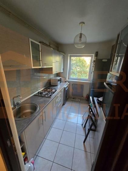 Apartament cu 3 camere semidecomandat, mobilat în Dacia