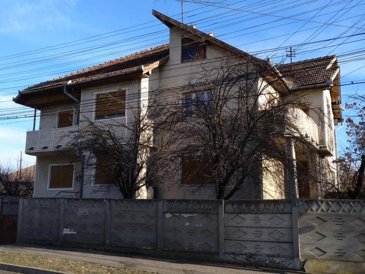 Casă cu 7 camere cu Teren 700 Mp în Central