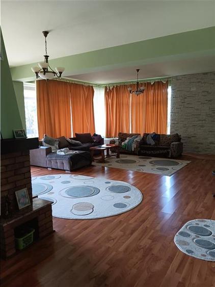 Casă individuală cu 10 camere cu Teren 700 Mp în Valea Lupului