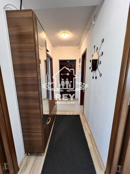 Apartament cu 3 camere semidecomandat în Turnișor