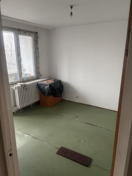 Apartament cu 3 camere decomandat în Valea Ialomiței