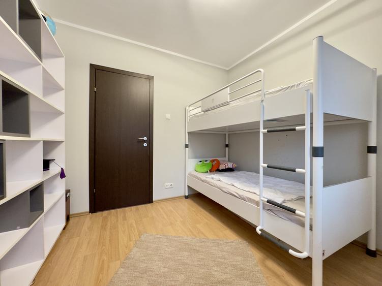 Apartament cu 3 camere semidecomandat, mobilat în Tătărași