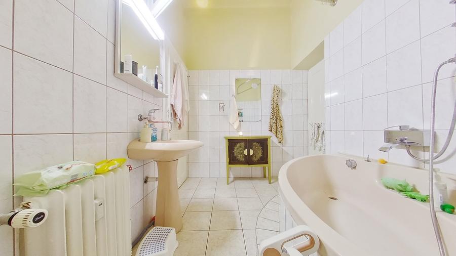 Apartament cu 3 camere semidecomandat, mobilat în Central