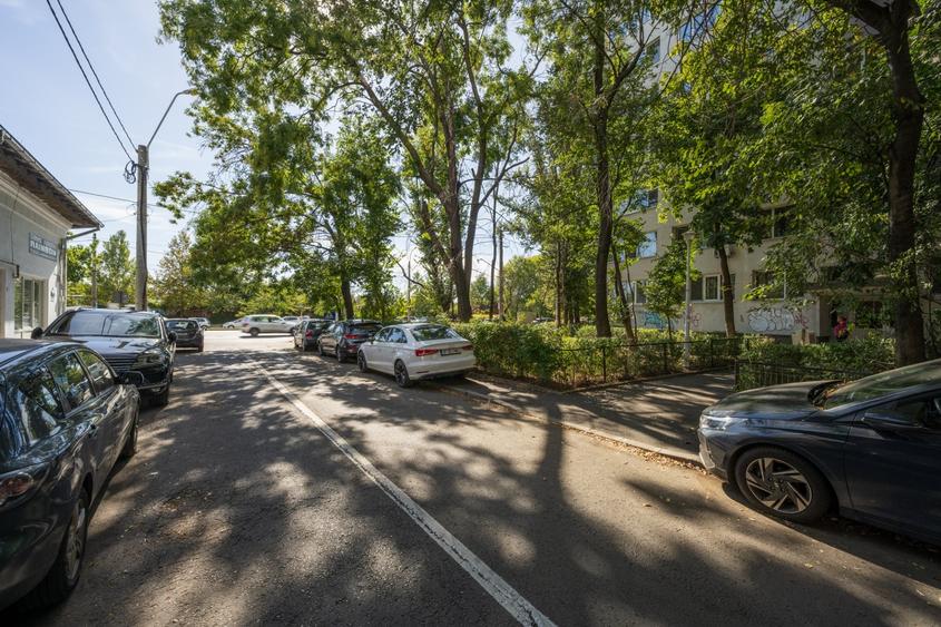Apartament cu 3 camere semidecomandat în Grivița