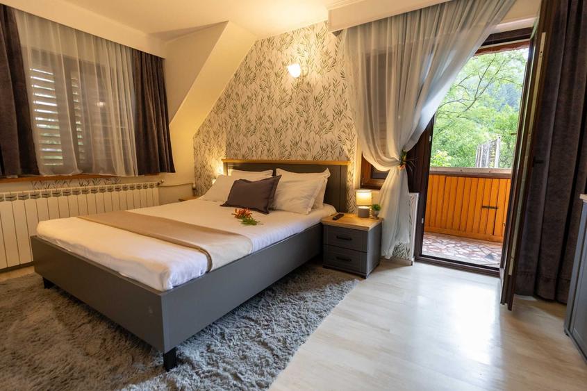 Casă cu 4 camere cu Teren 10000 Mp în Breaza de Sus