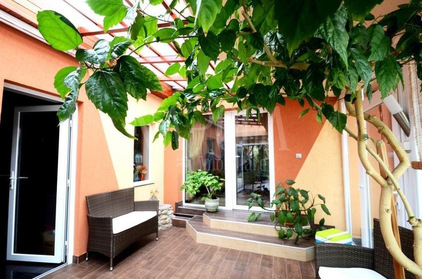 Casă individuală cu 7 camere cu Canalizare în Decebal