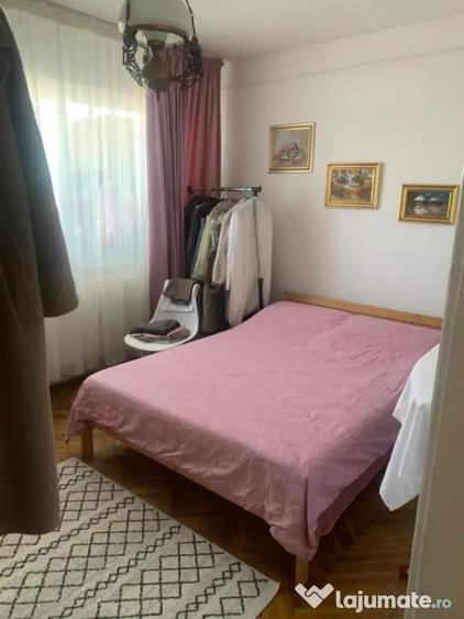 Apartament cu 3 camere semidecomandat, mobilat în Central