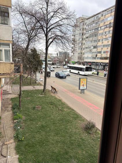 Apartament cu 3 camere semidecomandat în Podu Roș