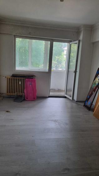 Apartament cu 3 camere semidecomandat în Veteranilor