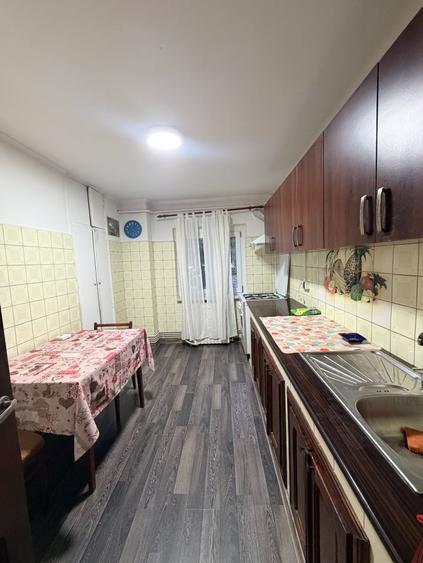 Apartament cu 4 camere decomandat, mobilat în 1 Mai