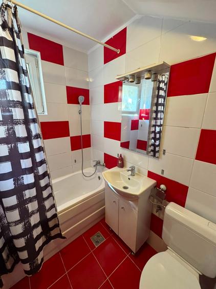 Apartament cu 3 camere semidecomandat în 7 Noiembrie