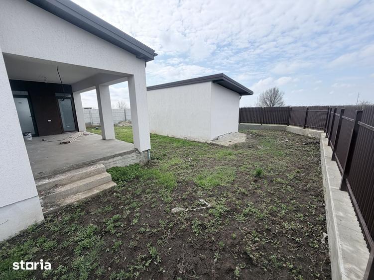 Casă cu 5 camere cu Teren 492 Mp în Glina