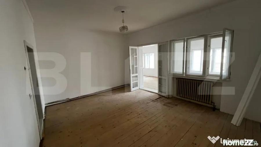 Casă cu 6 camere cu Teren 644 Mp în Central