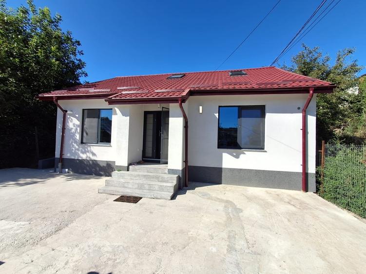 Casă individuală cu 4 camere cu Teren 339 Mp în Rediu