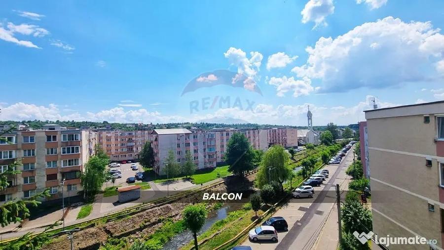 Apartament cu 3 camere semidecomandat în Central