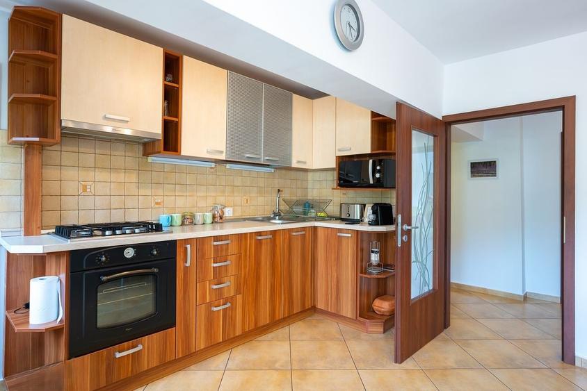 Apartament cu 3 camere decomandat, mobilat în Răcădău