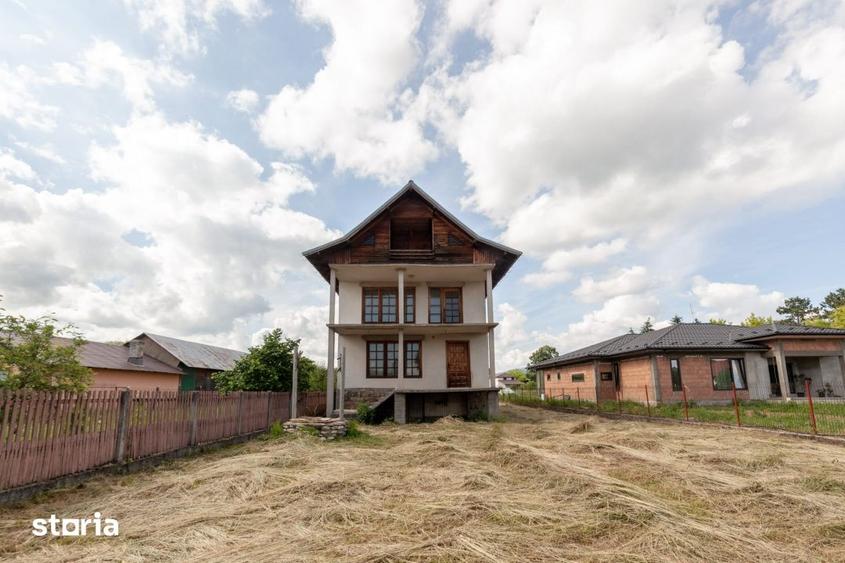 Casă cu 5 camere cu Teren 1093 Mp în Domnești