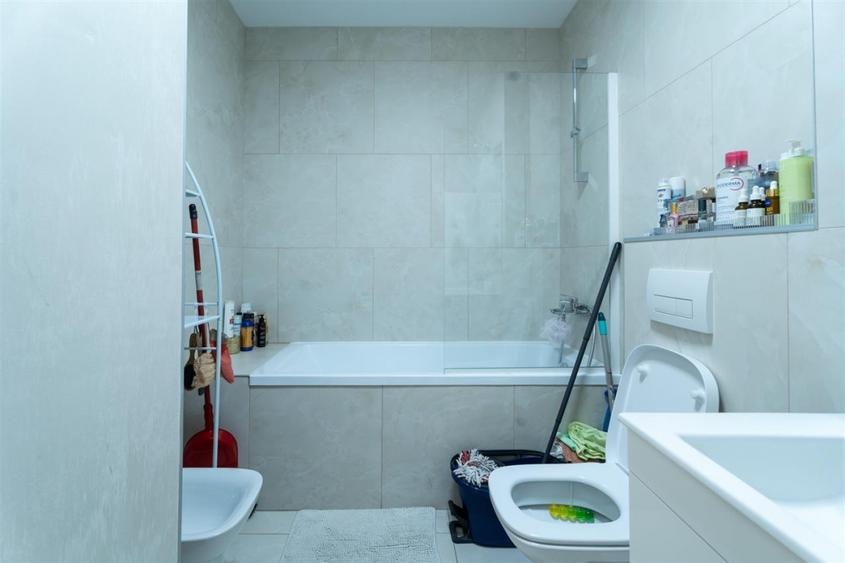 Apartament cu 3 camere semidecomandat în Chinteni