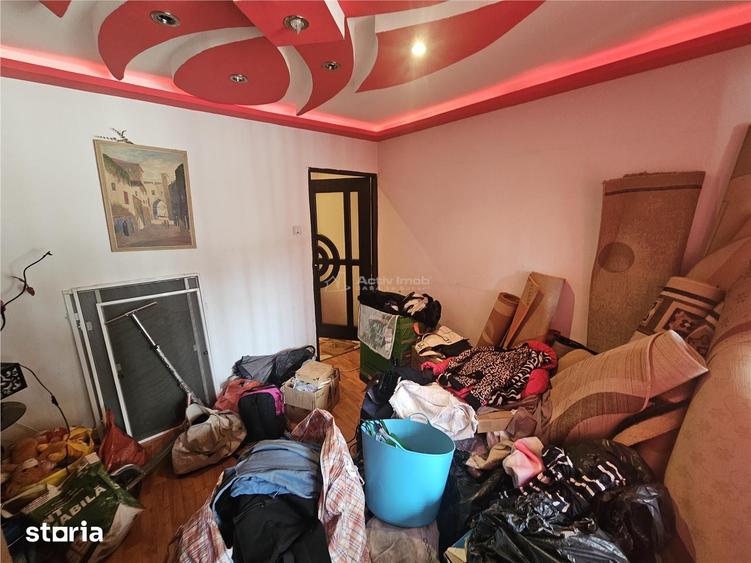 Apartament cu 3 camere semidecomandat, mobilat în Central