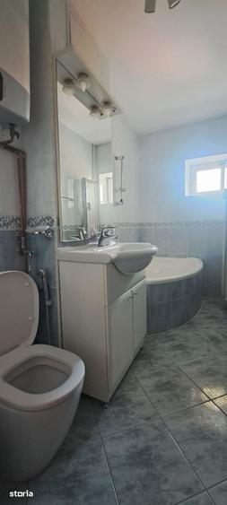 Apartament cu 3 camere decomandat în Tei