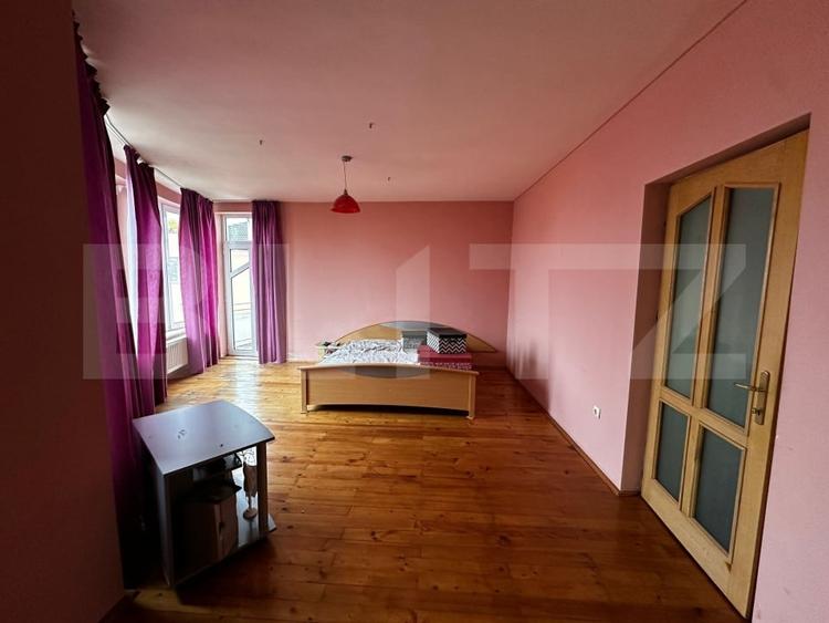 Casă individuală cu 8 camere cu Canalizare în Cetate
