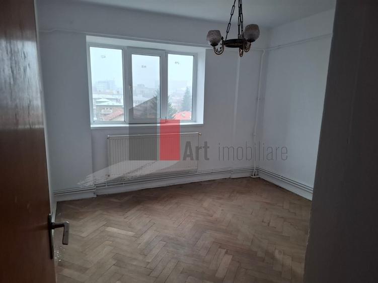 Apartament cu 4 camere decomandat în Central