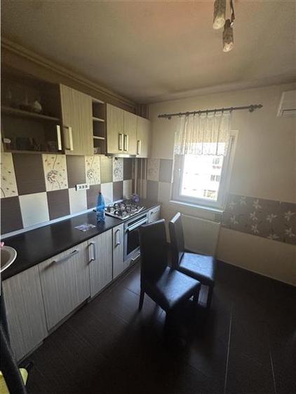 Apartament cu 3 camere semidecomandat, mobilat în Aradului