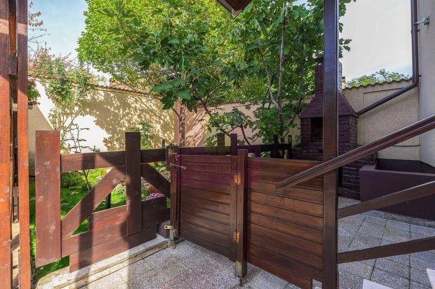Casă cu 8 camere cu Teren 510 Mp în Lacul Tei
