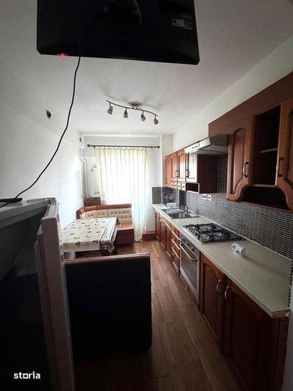 Apartament cu 3 camere decomandat, mobilat în Nicolina