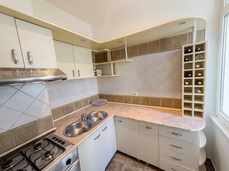 Apartament cu 3 camere semidecomandat, mobilat în Armeneasca