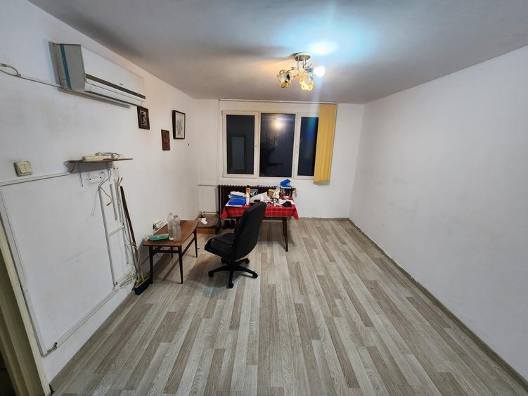 Apartament cu 4 camere decomandat în Berceni